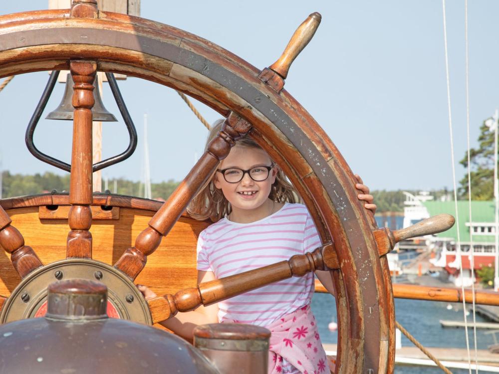 Barnens Mariehamn med Sjöfartsmuséet och segelfartyget Pommern